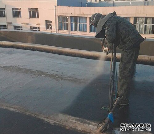 聚脲實現防水功能需要什么設備施工(圖2) 儲罐防腐防水聚脲噴涂