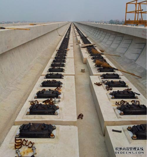 噴涂聚脲防水技術在軌道鋪設中的應用(圖2) 鐵路橋面噴涂聚脲防水施工