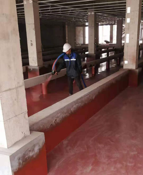 養殖場地面耐磨 有什么材料好 雙組分聚脲噴涂機(圖2) 養殖場地面耐磨聚脲噴涂案例